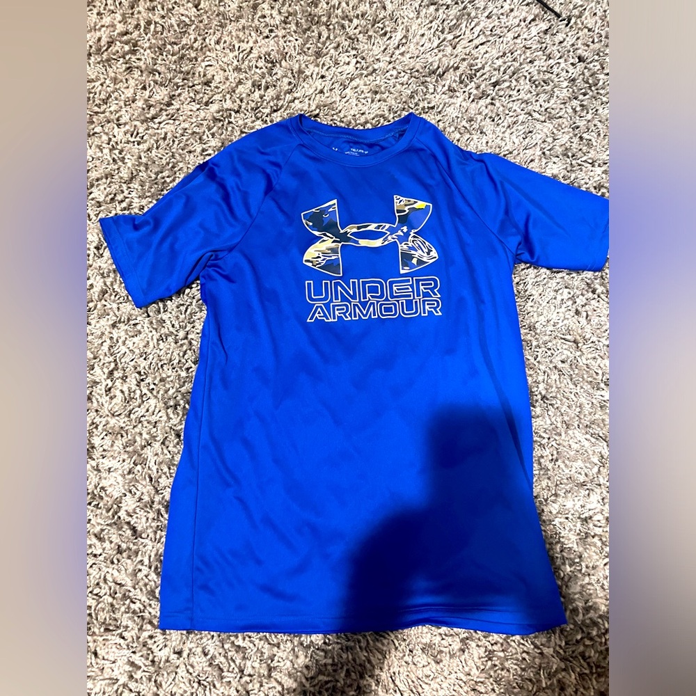 Under amour t shirt.